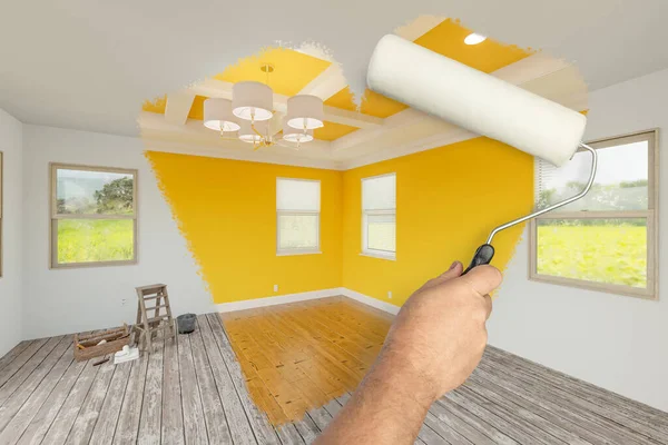 人前后用油漆滚筒重新粉刷新装修的房间 有新的黄色油漆 新的天花板和新的地板 — 图库照片