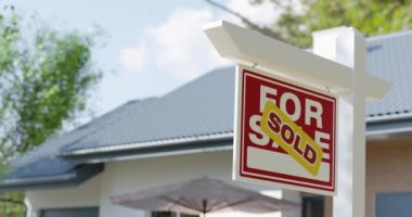 Pan ve Zoom, New House 'un önünde satılık emlak tabelası. Özellik iznine gerek yok - bu bir 3D görüntüleme.