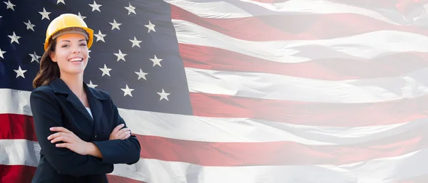 Женщина Подрядчик Белом Жёлтом Халате Костюме Над Размахиванием Американским Флагом — стоковое фото