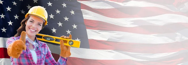Женщина Подрядчик Носит Пустой Желтый Хардхат Перчатки Над Размахивая Американским — стоковое фото