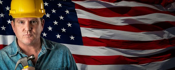 Mies Urakoitsija Yllään Tyhjä Keltainen Kypärä Yli Heiluttaen Amerikan Lippu — kuvapankkivalokuva