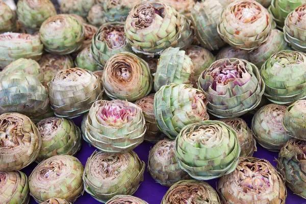 Colorful Freshly Picked Selection Organic Artichokes Display Farmers Market — Stock Photo, Image