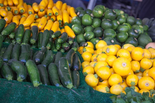 Čerstvě Sklizené Výběry Ekologických Odrůd Zeleniny Vystavené Farmářském Trhu — Stock fotografie