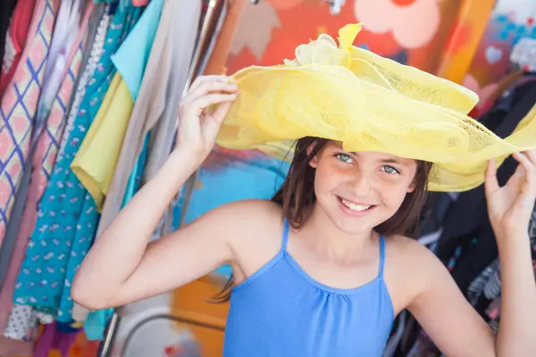 Niedliches Blauäugiges Mädchen Modelliert Auf Dem Markt Einen Großen Sonnenhut — Stockfoto