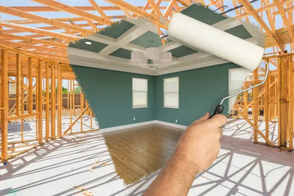 Man Med Hjälp Färg Roller Att Exponera Färdiga Bygga Hus — Stockfoto