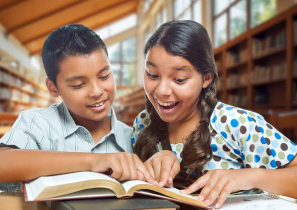 学校図書館で楽しい勉強をしている2人のヒスパニック系の子供たち — ストック写真