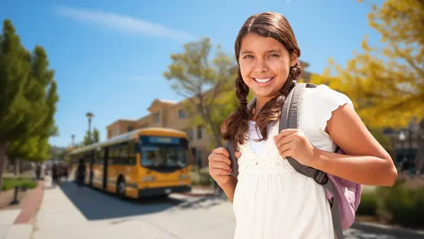 Счастливая Латиноамериканка Рюкзаке Возле Школьного Автобуса Кампусе — стоковое фото