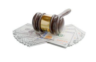 Gavel Beyaz Arkaplanda İzole Edilmiş Binlerce Doların Üzerinde Dinleniyor.