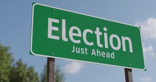 Пан Драйв Прошедшие Выборы Просто Впереди Зеленая Дорога Знак — стоковое видео