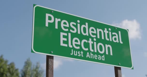 Pan Drive Παρελθόν Προεδρικές Εκλογές Ακριβώς Μπροστά Πράσινο Δρόμο Σημάδι — Αρχείο Βίντεο