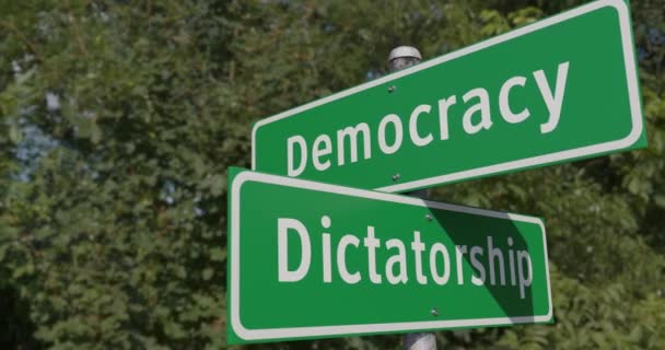 民主专政 独裁两条道路两旁的绿色路标 — 图库视频影像