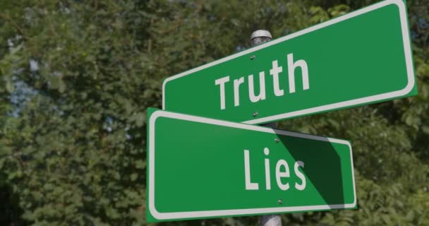 Правда Ложь Два Пути Зеленый Дорожный Знак Вдоль Дороги — стоковое видео