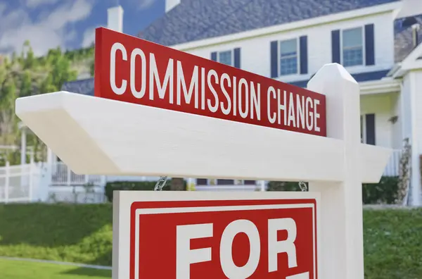 Provisionsänderung Für Den Verkauf Von Immobilien Schild Vor Dem Neuen — Stockfoto