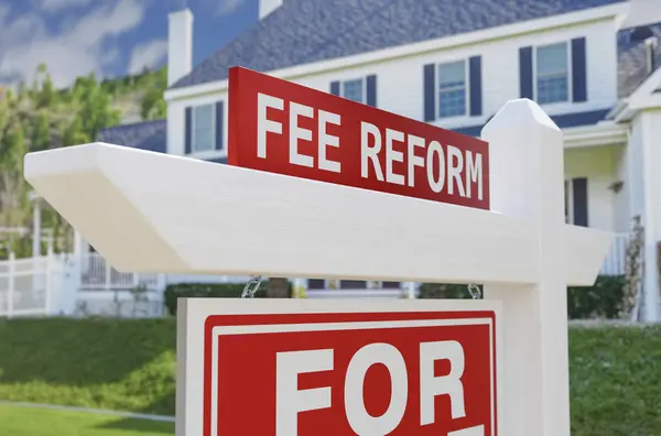 Плата Реформу Продажи Недвижимости Знак Перед Новым Домом — стоковое фото