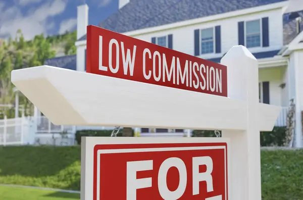 Nízká Komise Prodej Nemovitostí Přihlásit Před Novým Domem — Stock fotografie