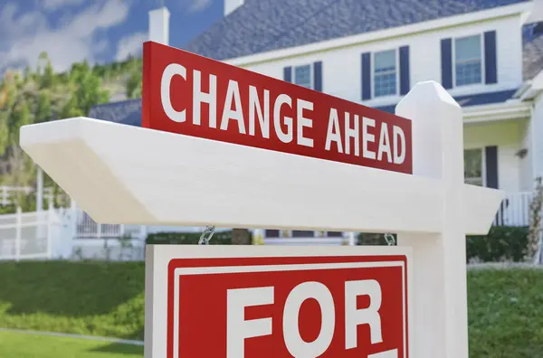 Change Ahead Sprzedaż Nieruchomości Zaloguj Się Przed Nowym Domem — Zdjęcie stockowe