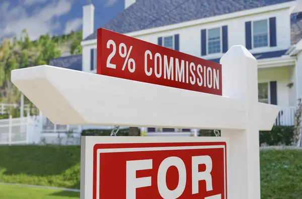 Комиссия Продажу Недвижимости Знак Перед Новым Домом — стоковое фото