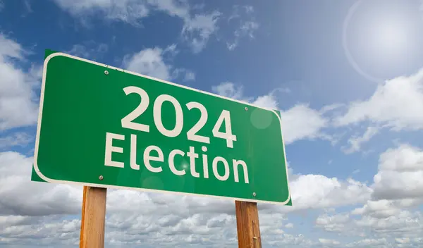 2024 Elezione Appena Prima Green Road Sign Nuvole Cielo Blu — Foto Stock
