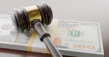 Law Gavel 'in Yavaş Çekimi ve Zoom' u ve 100 Dolarlık Faturalar Masada.