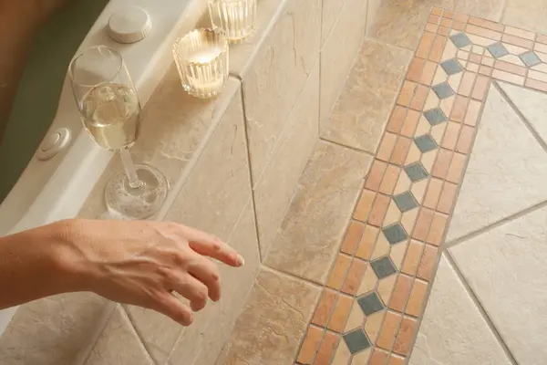 Frau Entspannt Sich Badezimmer Whirlpool Mit Einem Glas Sekt Und — Stockfoto