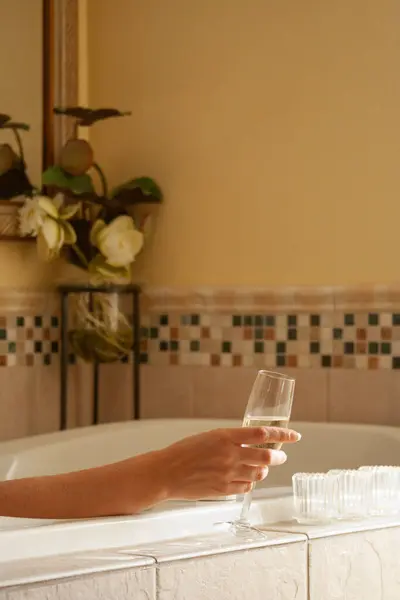 Kvinna Avkopplande Badrum Spa Badkar Med Ett Glas Mousserande Champagne — Stockfoto