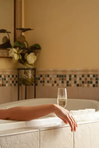 Žena Relaxační Koupelně Lázeňské Vany Sklenkou Šumivého Šampaňského Svíčky — Stock fotografie