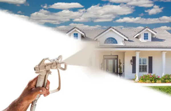 白い表面上の新しい家を吹くスプレーガンを握る専門のスプレー ペインター — ストック写真