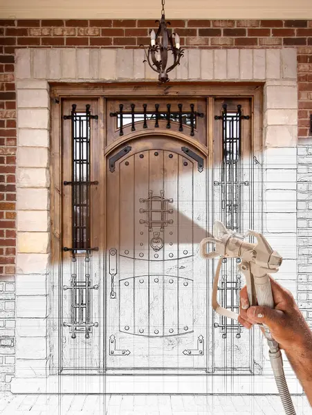 Professionell Spray Painter Holding Spray Gun Sprutning Färdig Front Door — Stockfoto