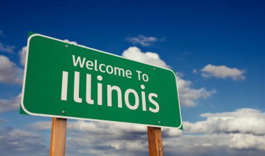 Illinois 'e hoş geldiniz. Mavi Gökyüzü üzerinde Bulutlu Yeşil Yol tabelası..