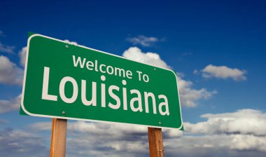 Louisiana 'ya hoş geldiniz. Mavi Gökyüzü üzerinde Bulutlu Yeşil Yol tabelası..