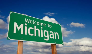 Michigan 'a hoş geldiniz Mavi Gökyüzü üzerinde Bulutlu Yeşil Yol tabelası.
