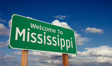 Mississippi 'ye hoş geldiniz Mavi Gökyüzü üzerindeki Yeşil Yol İşareti Bulutlu.