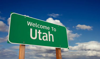 Utah 'a hoş geldiniz. Mavi Gökyüzü üzerinde Bulutlu Yeşil Yol tabelası..