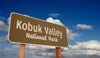 Kobuk Vadisi Ulusal Parkı (Alaska) Mavi Gök ve Bulutlara Karşı Yol İşareti.