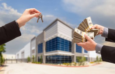 Yeni Ticari Binanın Önündeki Anahtarlar İçin Binlerce Dolar Veren Adam.