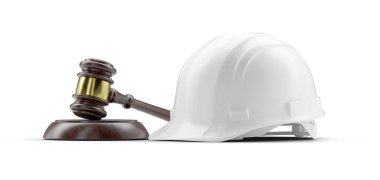 White Hard Hat ve Gavel Beyaz Arkaplanda İzole Edildi.