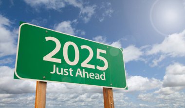 2025 Sadece Yeşil Yol İşareti Bulutlar ve Mavi Gökyüzü.