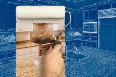 Blueprint Çizim Planları Altındaki Özel Mutfak Fotoğrafını Göstermek için Erkek Boyama Rollerı Öncesi ve Sonrası.