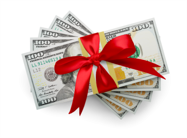 Elli bin dolarlık bir yığın yüz dolarlık banknot, izole edilmiş bir kırmızı yayla sarılmış. Şeffaf PNG.