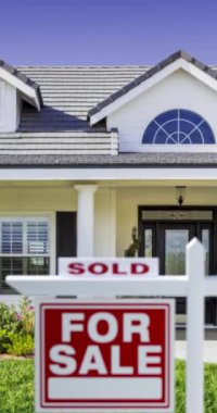 Yeni Ev 'in Önünde Satılık Gayri Menkul Tabelasına 4k Yavaş Aşağı Satılık Crane Zoom.