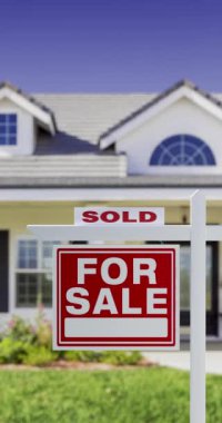 Yeni Ev 'in Önünde Satılık Gayri Menkul Tabelasına 4k Yavaş Aşağı Satılık Crane Zoom.