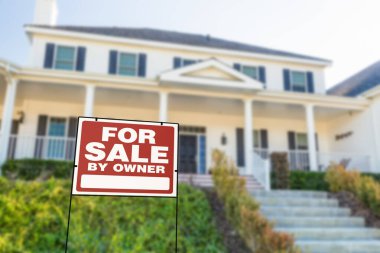 Ev Sahibi Emlak Bahçesi 'ne Satılık Tabelasının Önünde.