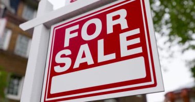 Yeni Ev 'in Önünde Satılık Emlak Tabelasının 4k Yavaş Dramatik Tekrarı.