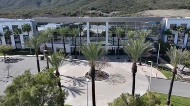 Aerial Dolly İleri Yüksek Teknoloji Çağdaş Ticaret Ofisi Binası Çekim Alanı.