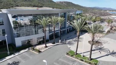 Aerial Dolly İleri Yüksek Teknoloji Çağdaş Ticaret Ofisi Binası Çekim Alanı.