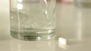 Tescilli olmayan ilaç şişelerinin 4K Yavaş Pan 'ı ve banyo tezgahındaki haplar.