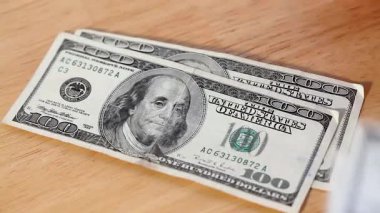 4k Adam 100 Dolarlık banknotları En Üstte Sayıyor.