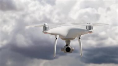 Gerçek UAV Quadcopter Drone Zaman Fırtınası Bulutları Üzerinde Yavaş Hareket Ediyor.