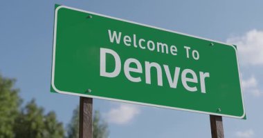 Denver, Colorado 'ya Hoş Geldiniz Mavi Gök ve Bulutlara Karşı Yeşil Yol İşareti.