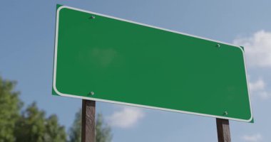Boş bir yeşil yol tabelasının yanından geçerken mesajınıza hazır olun..